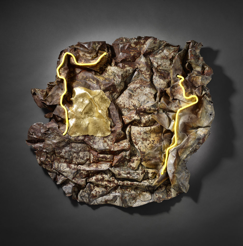 Froissé XIX, 2019 - Tôle rouillée compressée, feuille d’or, LED,tube néon 84 x 90 x 15 cm